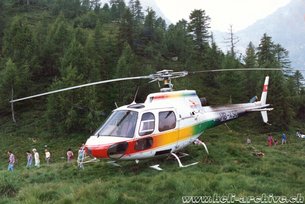 Mounts of Lodrino/TI, summer 1989 - The AS 350B1 Ecureuil HB-XSO in service with Heli-TV (E. Tonelli) Mounts of Lodrino/TI, summer 1989 - The AS 350B1 Ecureuil HB-XSO in service with Heli-TV (E. Tonelli)